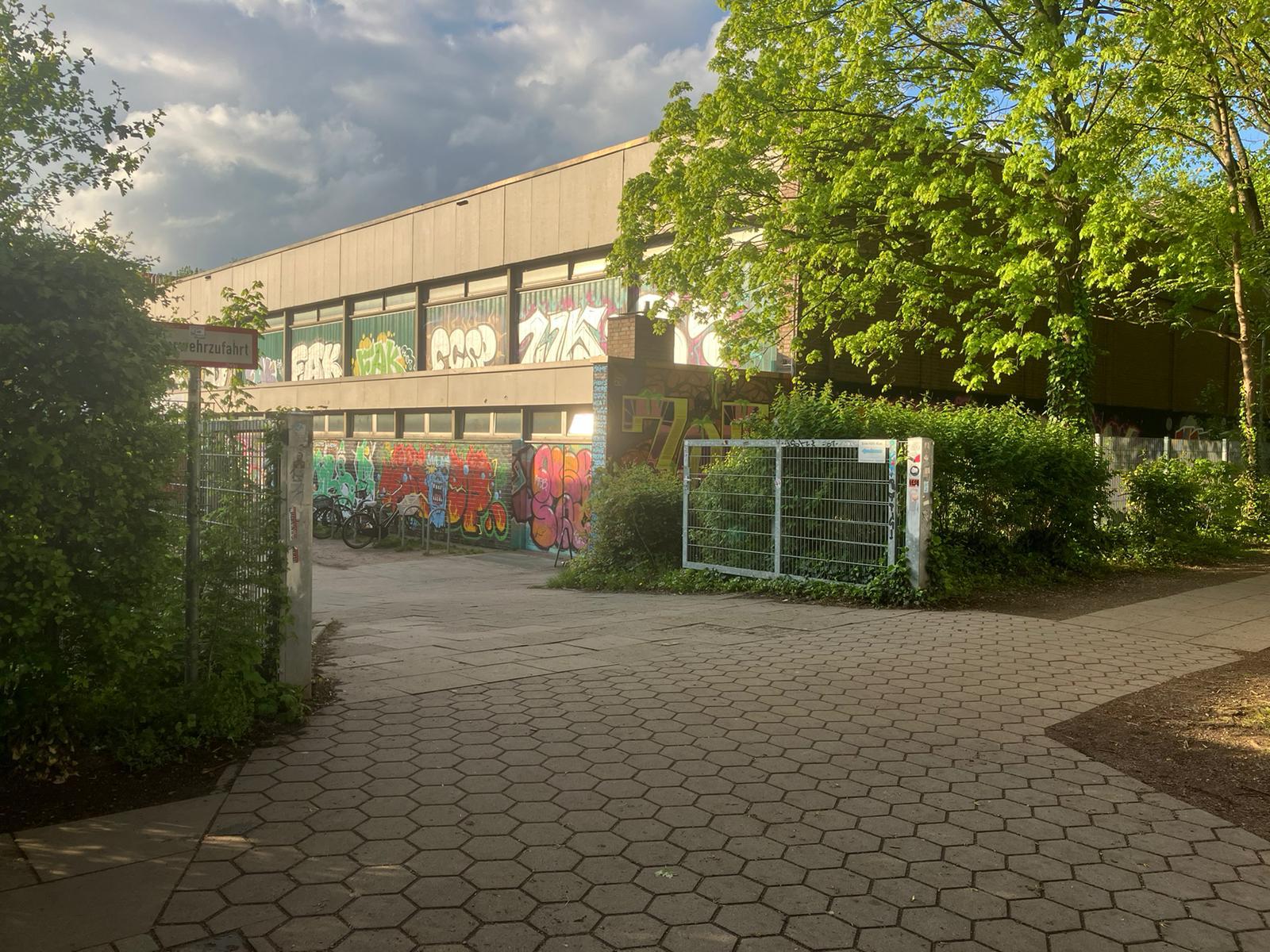 Eingang von der Gustav-Falke-Straße
